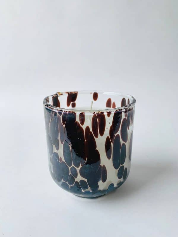 Duftlys i glass med purpur detaljer h 10 cm white lavendel