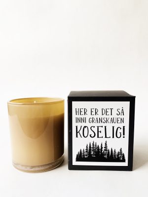 Duftlys i gaveeske 8x9cm "inn i granskauen koselig"