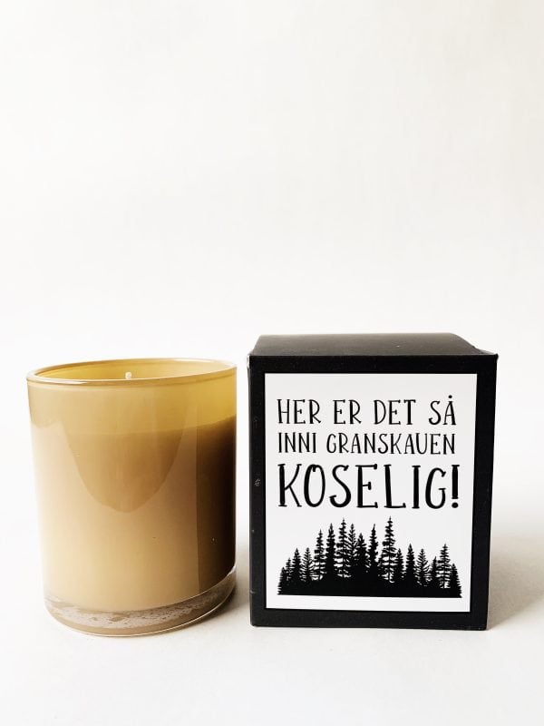 Duftlys i gaveeske 8x9cm "inn i granskauen koselig"