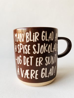 Krus h 9,5 cm "Man blir glad av sjokolade"