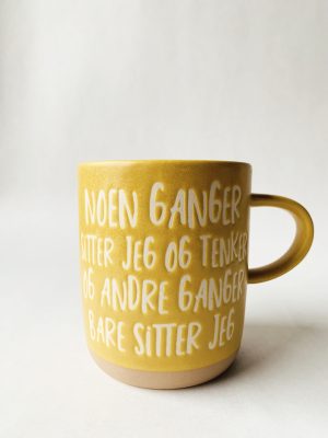 Krus h 9,5 cm "Sitter og tenker"