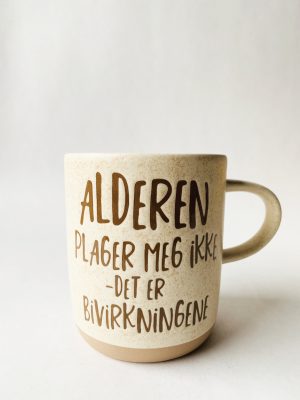 Krus h 9,5 cm "Alderen plager meg ikke"