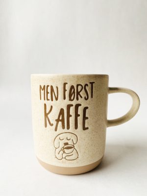 Krus h 9,5 cm "Men først kaffe"