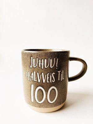 Krus h 9,5 cm "Juhuu! Halveis til 100"