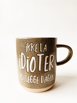 Krus h 9,5 cm "Ikke la idioter ødlegge dagen"