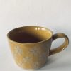 Keramikk krus blomster h 7,5 cm gul