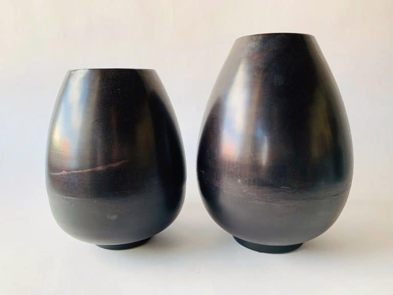 Vase metall oval h 27 cm sort.