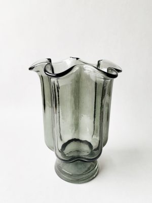 Munnblåst vase på fot h 20 cm blågrå