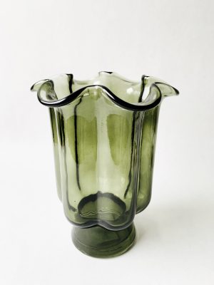 Munnblåst vase på fot h 20 cm grønn