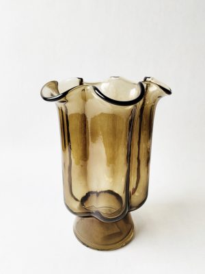 Munnblåst vase på fot h 20 cm amber