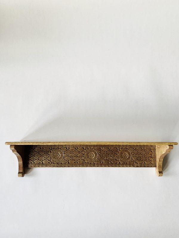Hylle med utskjæringer 62x15 cm
