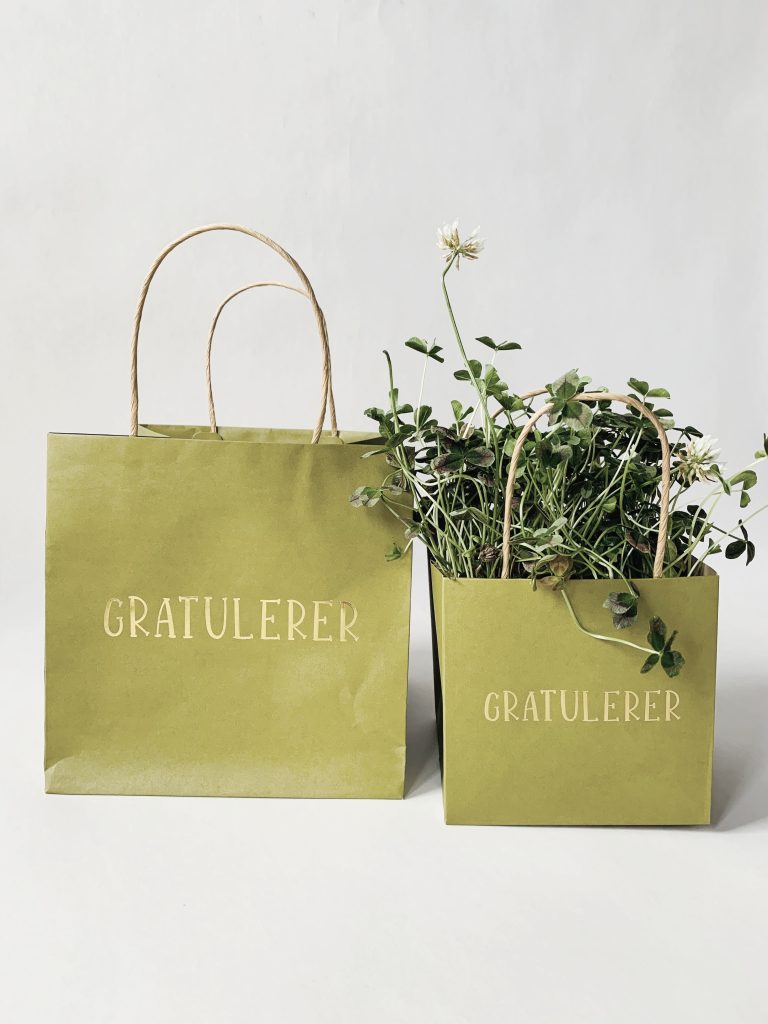 Blomsterpose S 14×14 cm “Gratulerer” grønn