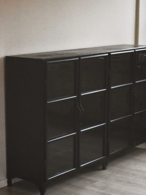 Skap i metall og glass med 4 dører 183x42x112cm