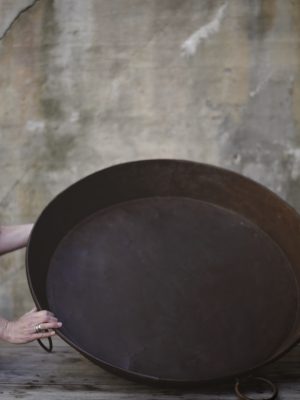 Stort fat i metall m håndtak, varierende str D:85-105cm