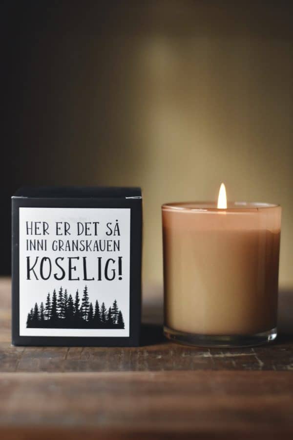 Duftlys i gaveeske 8x9cm "inn i granskauen koselig" - Bilde 2