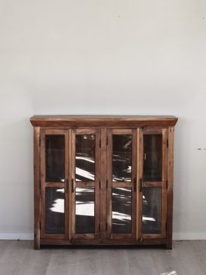 Høy skjenk/skap 127x40x115cm i resirkulert tre