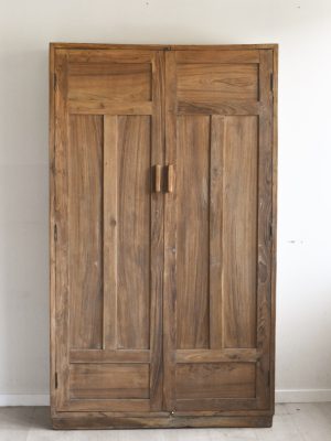 Vintage høyskap m tette dører 107x45x183cm
