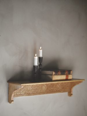 Hylle med utskjæringer 62x15 cm mangotre