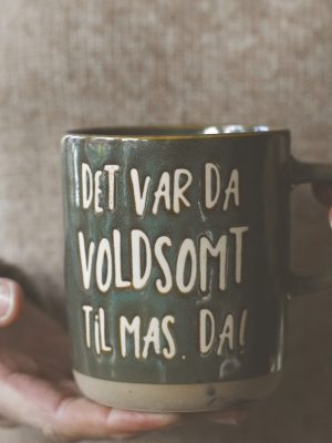 Krus h 9,5 cm "Voldsomt til mas"