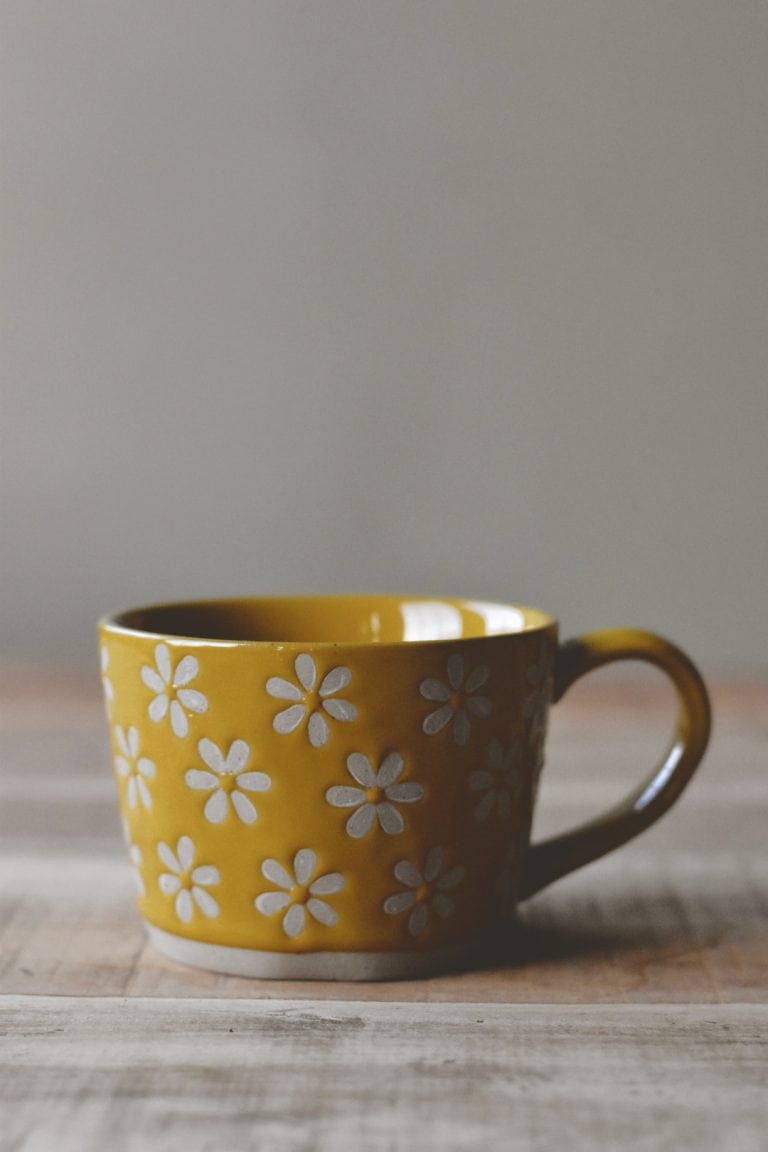 Keramikk krus blomster h 7,5 cm gul