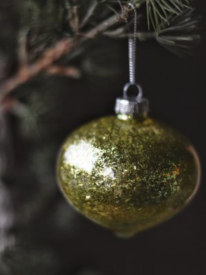 Julekule d 8 cm ass rund/dråpe grønn