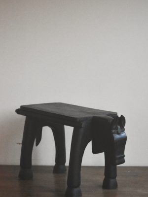 Skammel i tre med utskjæring  60x28x38cm