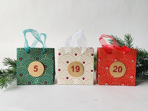 Adventskalender papirposer på snor