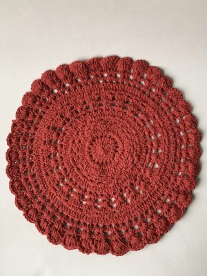 Bordbrikke heklet rund d 35 cm rød