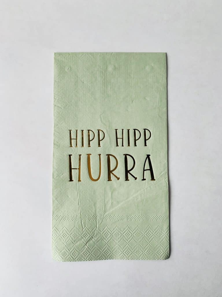 Serviett Hipp hipp hurra 33×40 cm