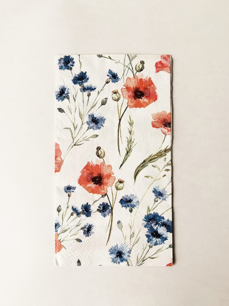 Serviett Blomster røde og blå på hvit bakgrunn 33×40 cm