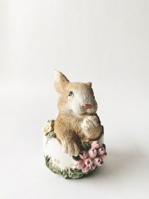 Kanin i blomsteregg A 7x9x11 cm