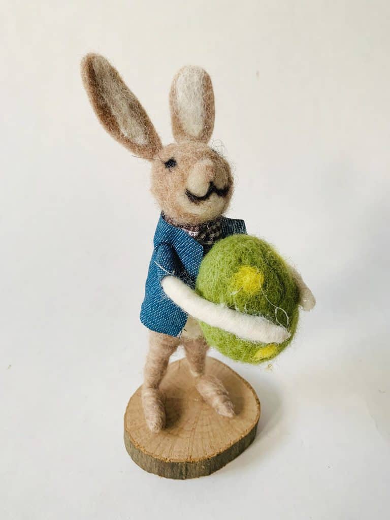 Tovet kaningutt m egg h 19 cm