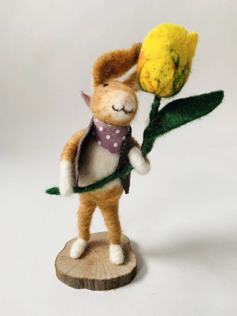 Tovet kaningutt m blomst h 19 cm