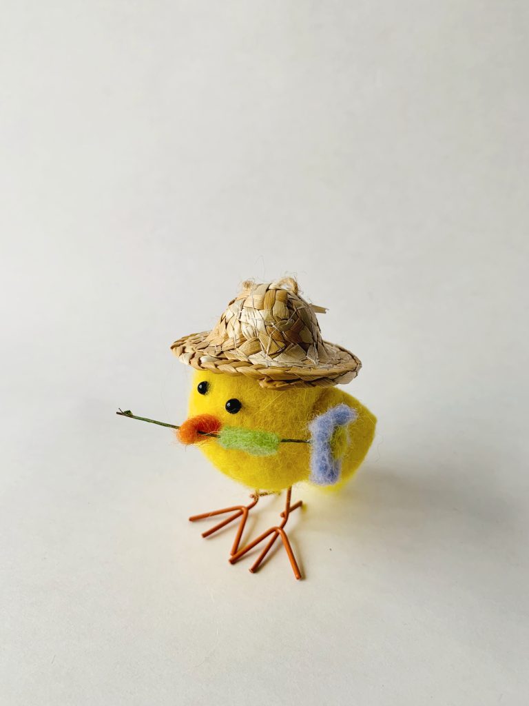 Kylling m hatt og blomst 11 cm