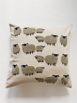 Putetrekk brodert sauer 45x45 cm natur