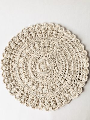 Bordbrikke heklet rund d 35 cm creme