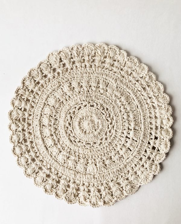 Bordbrikke heklet rund d 35 cm creme