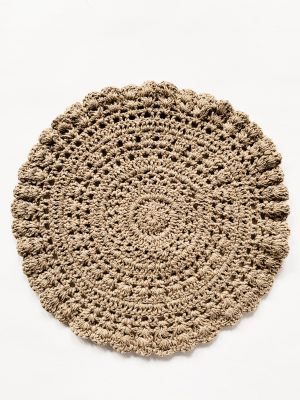 Heklet bordbrikke Julie d 35 cm sand