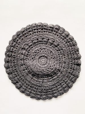 Heklet bordbrikke Julie d 35 cm gråblå