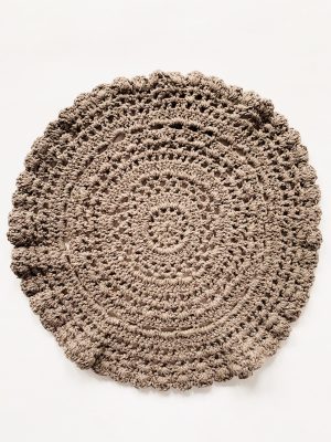 Heklet bordbrikke Julie d 35 cm khaki